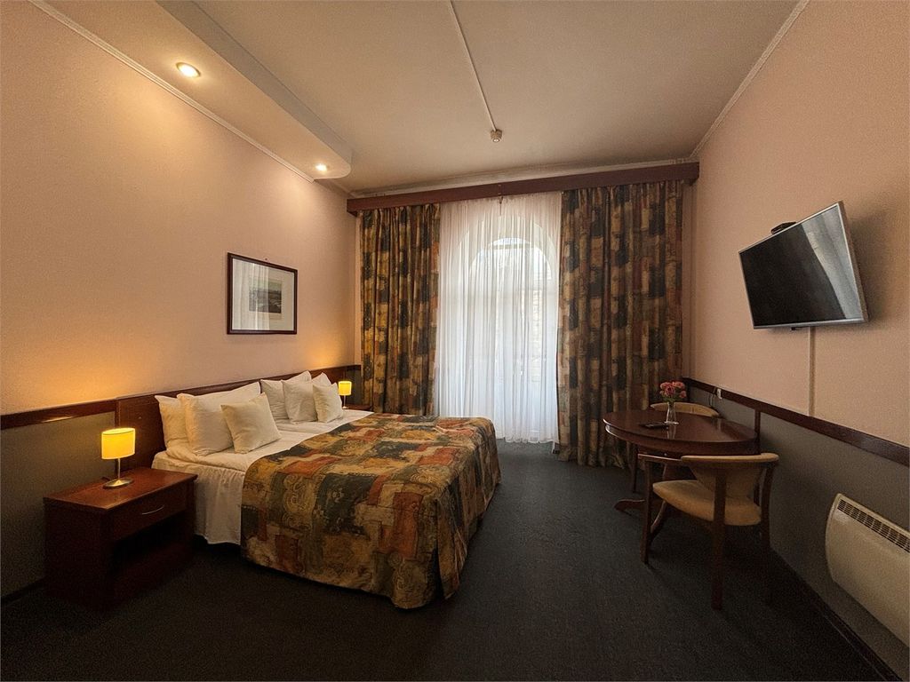 Двухместный номер с 1 кроватью улучшенный с балконом и ванной