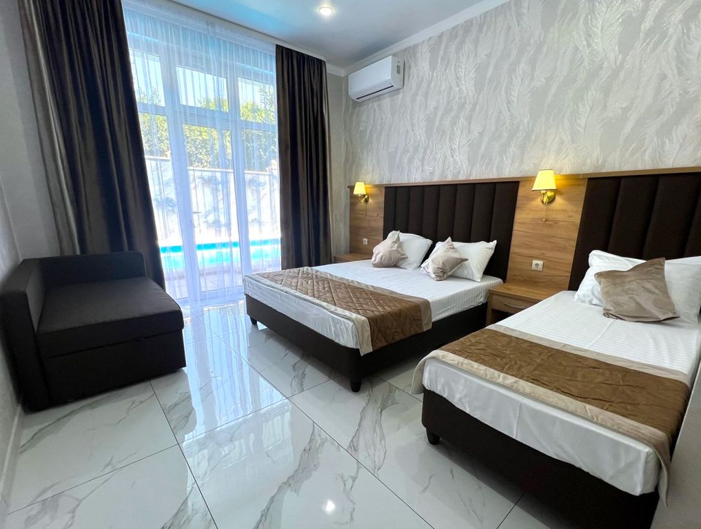 Четырёхместный номер deluxe (корпус Адонис) с выходом к бассейну