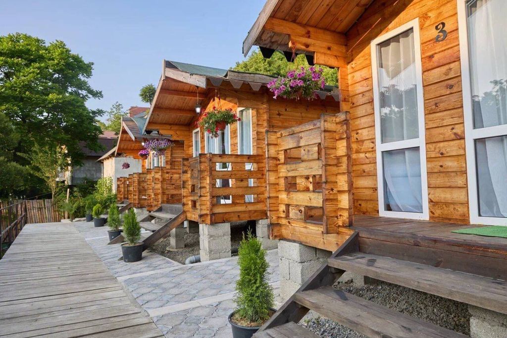 Отдельный дом деревянный коттедж с двумя раздельными или двуспальной кроватями и диваном