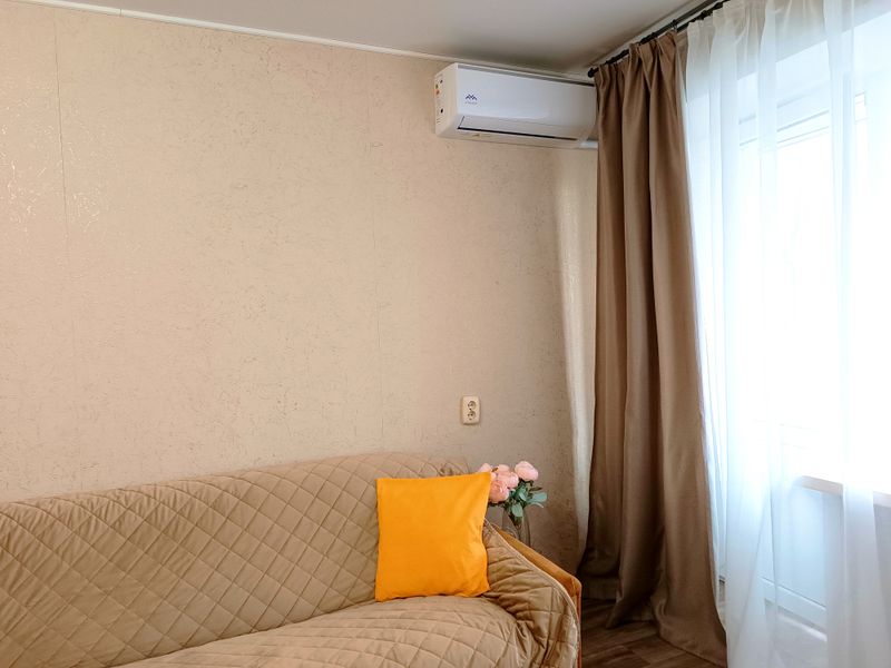 Двуспальный диван и кондиционер 