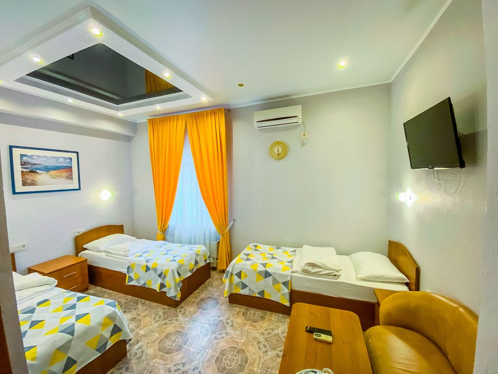 Трёхместный номер стандарт с 3 раздельными кроватями