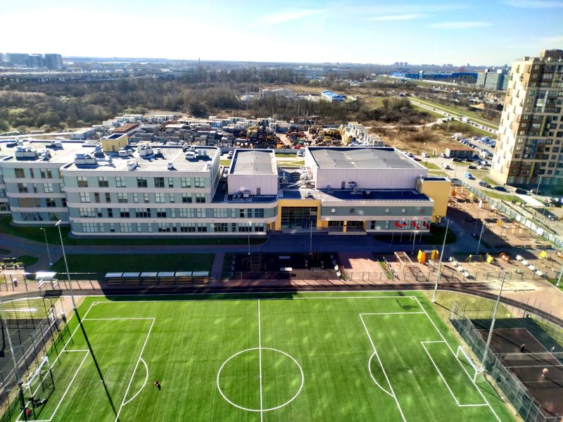 Вид из окна на площадку и школу