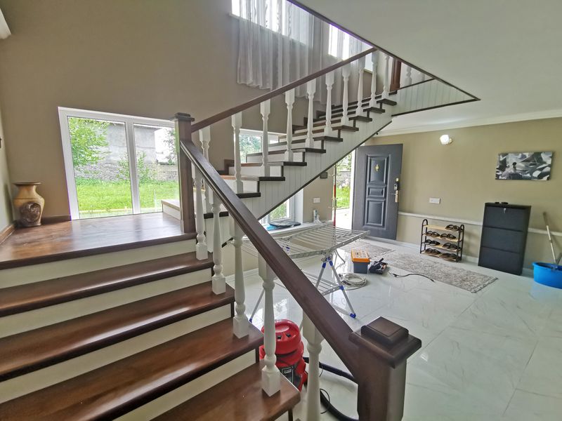 Холл - лестница на 2 этаж - общая зона