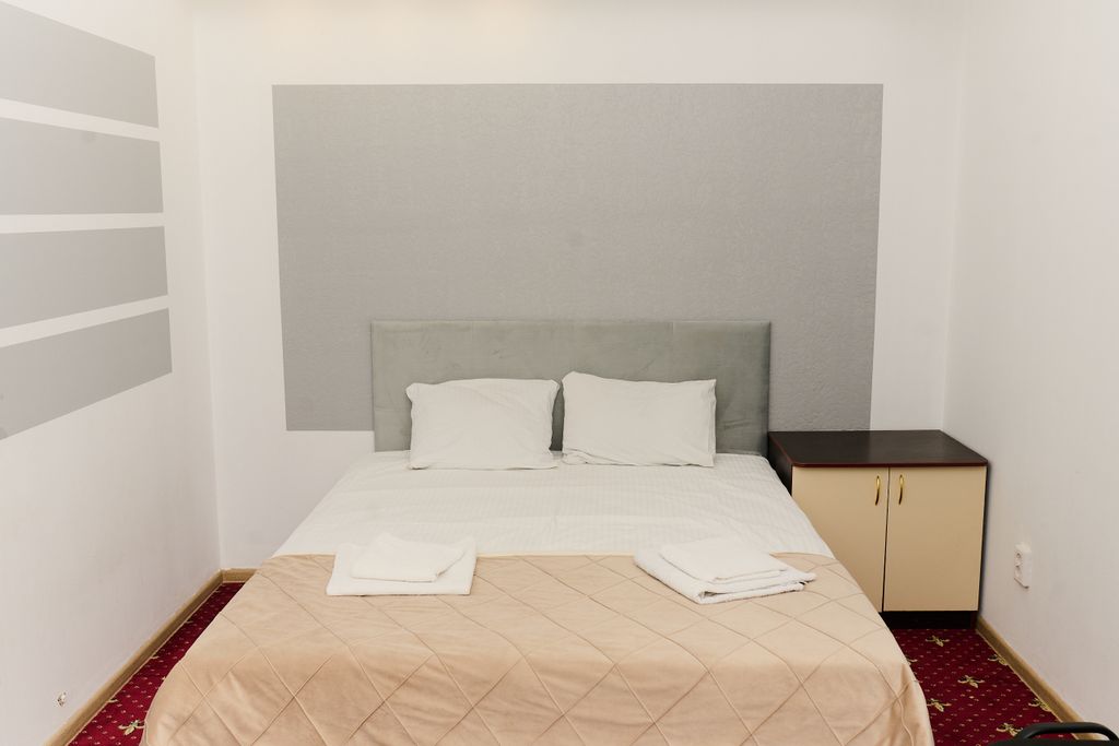 Четырёхместный номер полулюкс с видом во двор