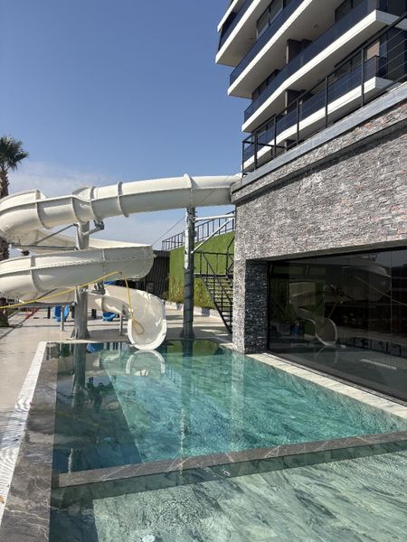 Бассейн и водная горка