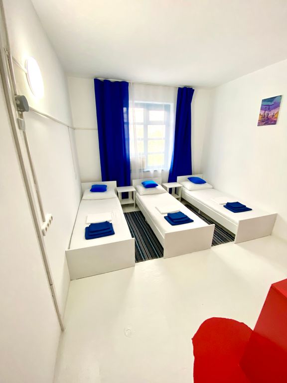 Трёхместный номер эконом с видом на горы