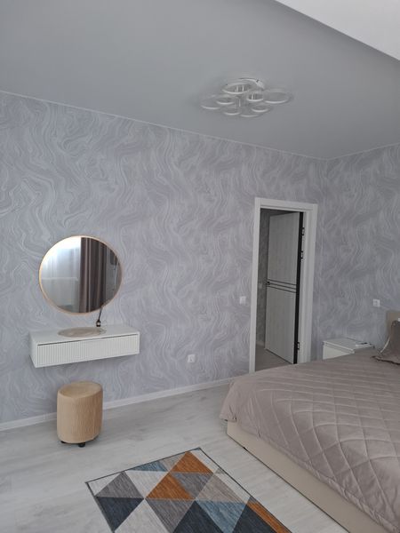 Погрузитесь в атмосферу уюта и красоты Ялты! Предлагаю посуточно светлую и уютную квартиру с потрясающим панорамным видом на горы — каждое утро вы будете просыпаться под волшебным пейзажем, который вдохновляет и заряжает энергией. Здесь всё создано для ва