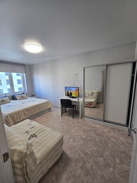 В новом развивающемся районе г. Казани  сдаётся новая уютная, комфортная квартира.  Аэропорт находиться в 15 минутах  езды на машине, 10 минут до центра города. В шаговой доступности Республиканская клиническая больница (РКБ), детская Республиканская боль