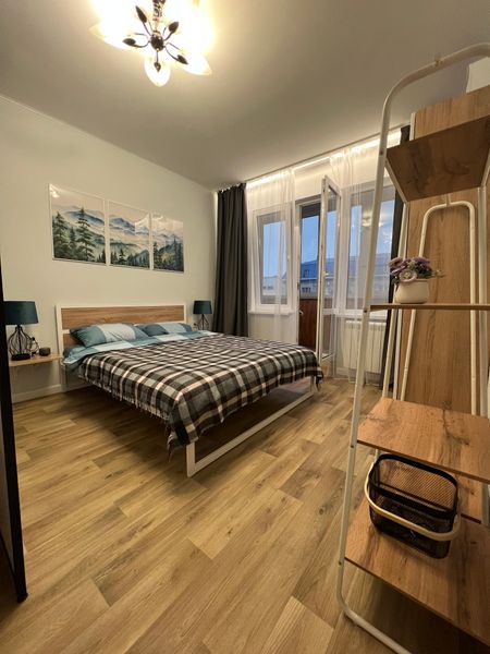 Радиаторы отопления с терморегуляцией. Также балкон, если Вы любите спать с открытым окном