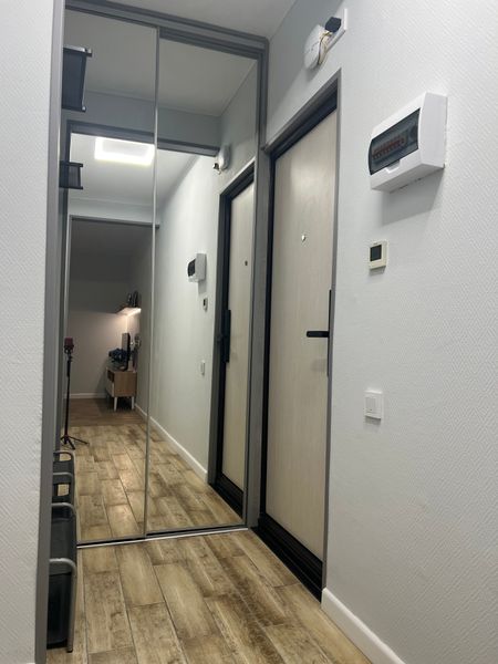 Зона прихожей оборудована теплым полом - обувь и одежда всегда сухие. Шкаф с зеркалами в полный рост. Обувница и настенная вешалка.