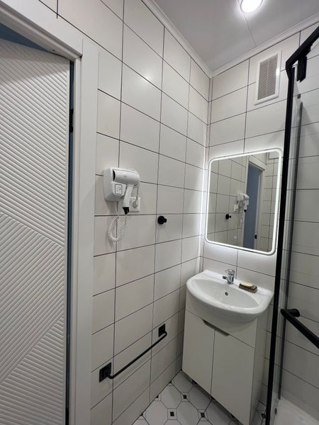 Просторная ванная комната с феном, зеркалом с подсветкой