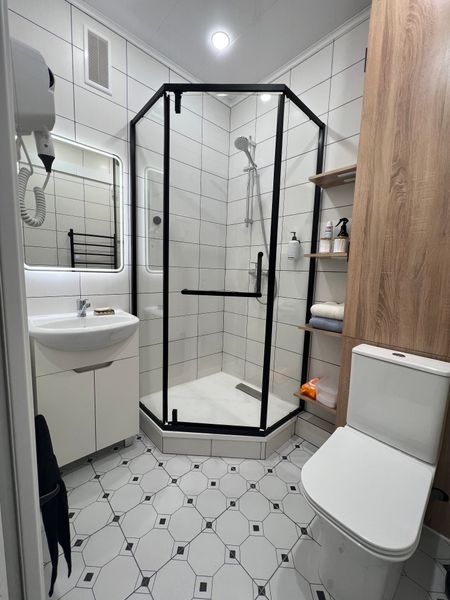 Просторная душевая кабина, комплект полотенец для каждого гостя