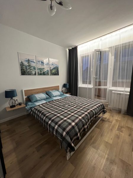 Просторная спальная зона с широкой кроватью.