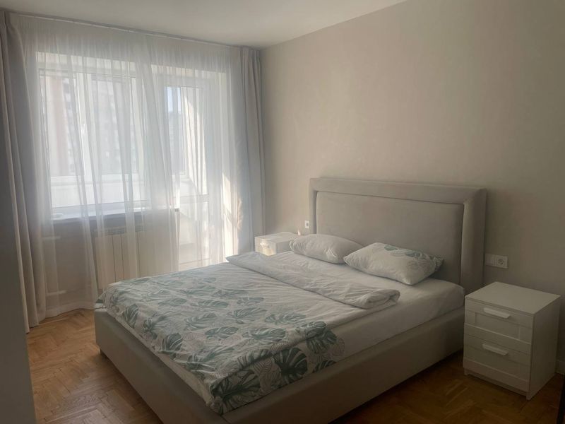 Первая спальная комната с выходом на балкон