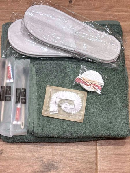 Косметические принадлежности и тапочки