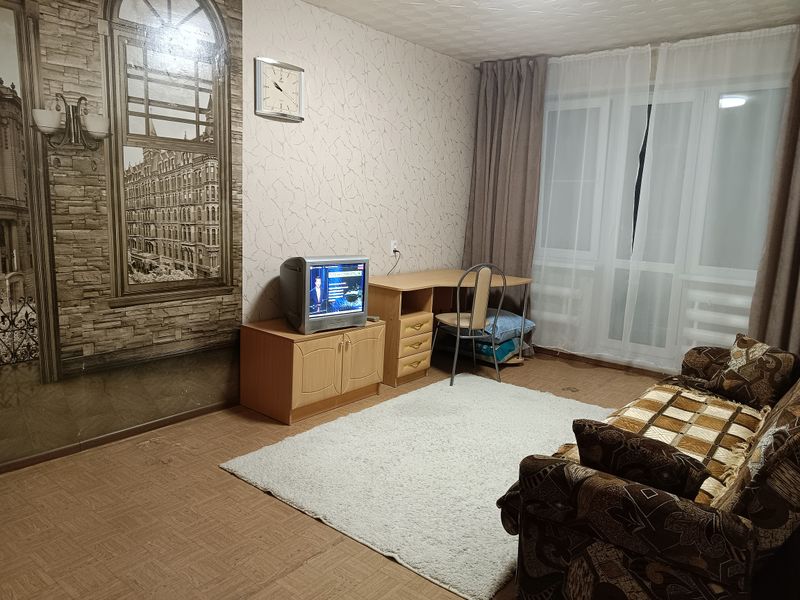 Комната, двуспальный диван, телевизор, письменный стол