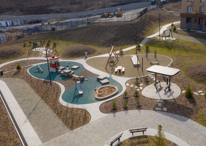 Вид из окна на детскую площадку