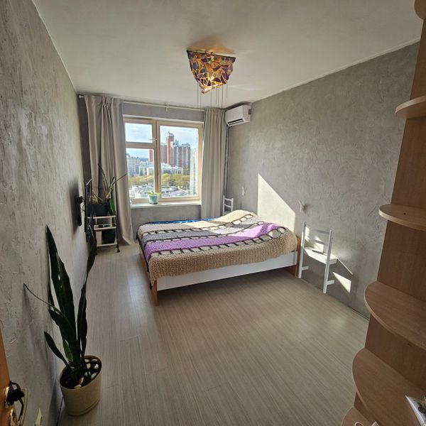 В комнате много места для занятий спортом. Можно разложить коврик