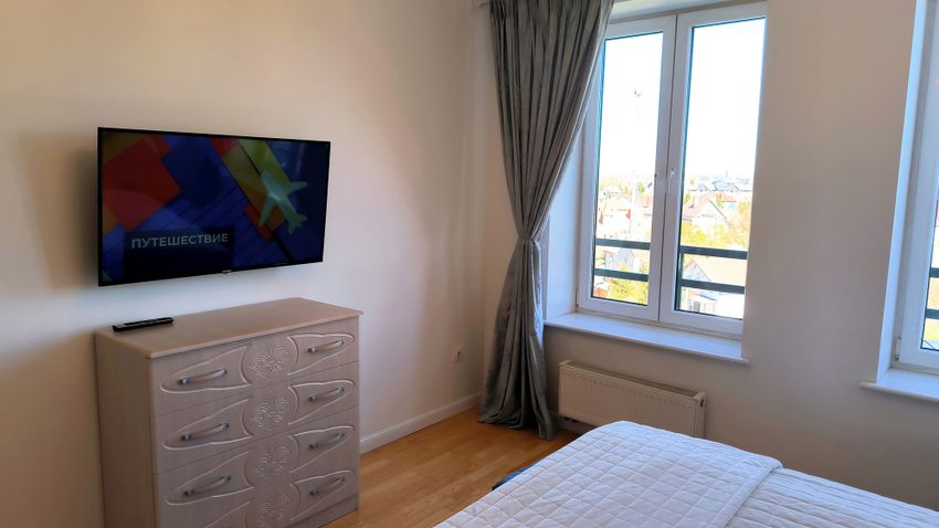 Спальня с двумя окнами