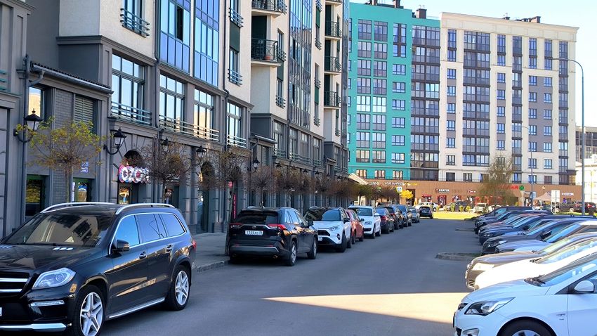 Внешний вид дома по направлению к магазинам