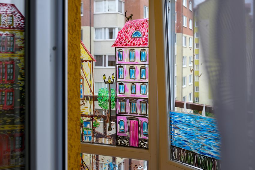 Рисунок на стекле балкона, работа Калининградской художницы.