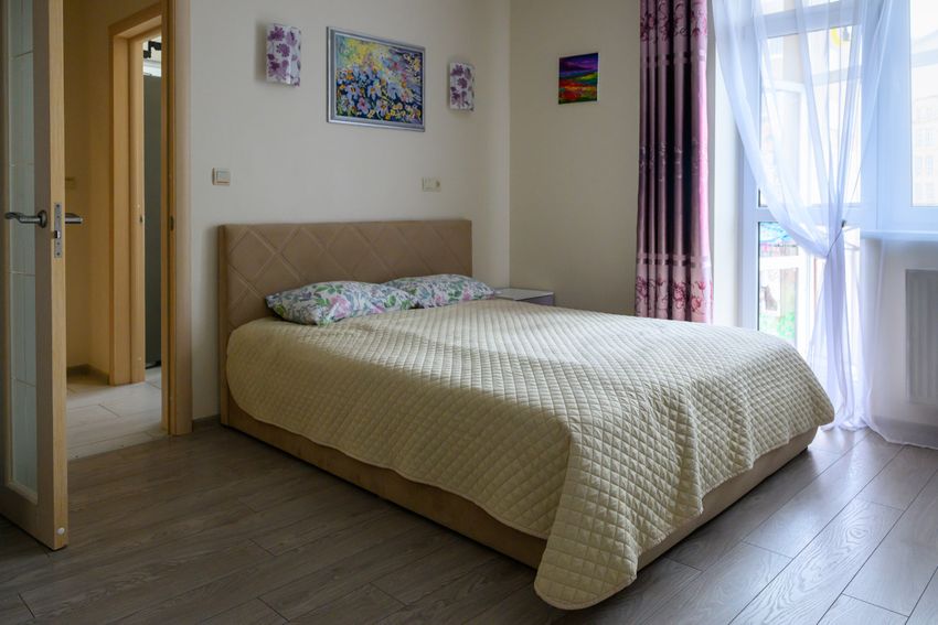 Основная двуспальная кровать, гостиная. Листайте дальше проведу мини экскурсию !