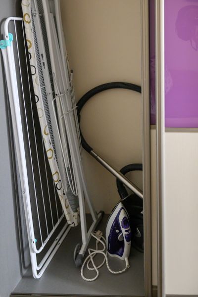 Утюг, доска, пылесос, сушилка, и давайте теперь отправимся на кухню на следущей фото!