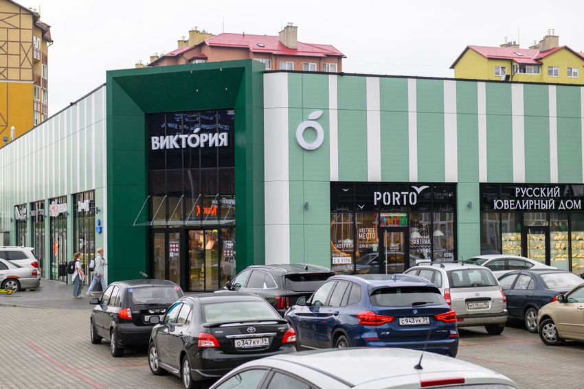 В минуте хотьбы виктория и еще много магазинов, наш дом если что на заднем плане слева. 