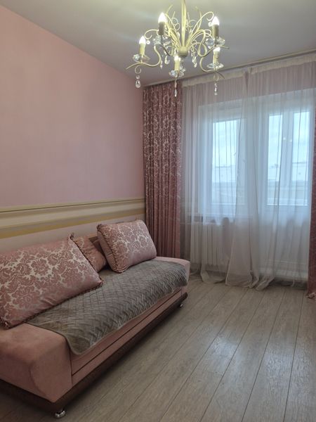 Диван кровать раскладывается. Из комнаты выход на балкон