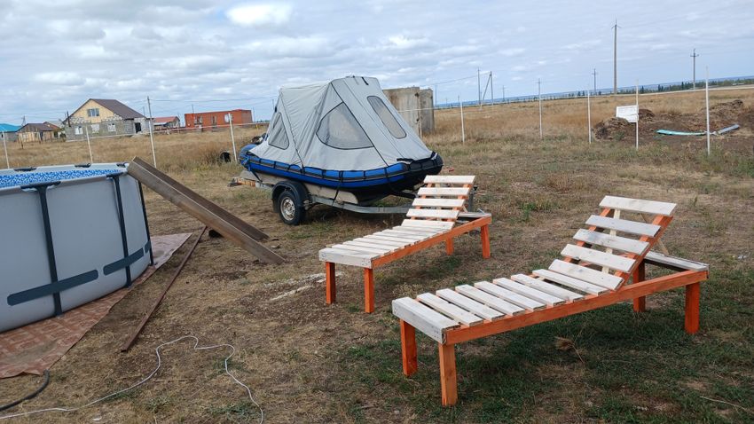 Шезлонги, моторная лодка, бассейн