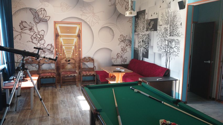 Гостиная совмещенная с кухней, раскладной двуспальный диван