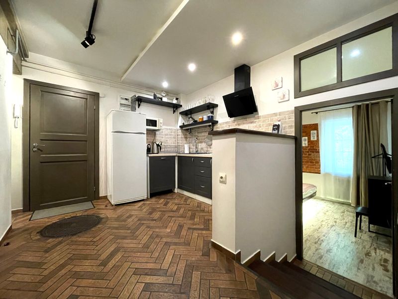 Оснащенная кухонная зона (верхний уровень), вход в отдельную спальню (нижний уровень)