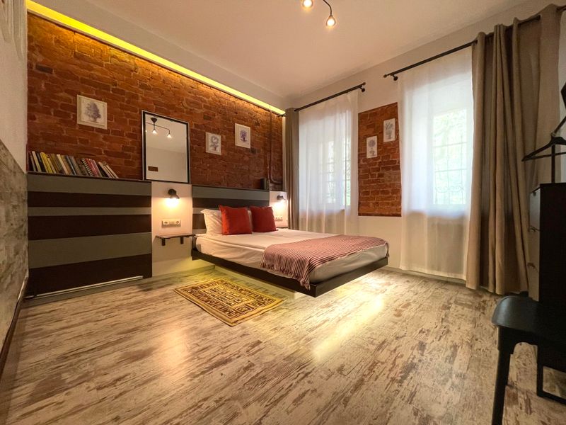 Отдельная спальня (двуспальная кровать). Нижний уровень, окна в тихий двор