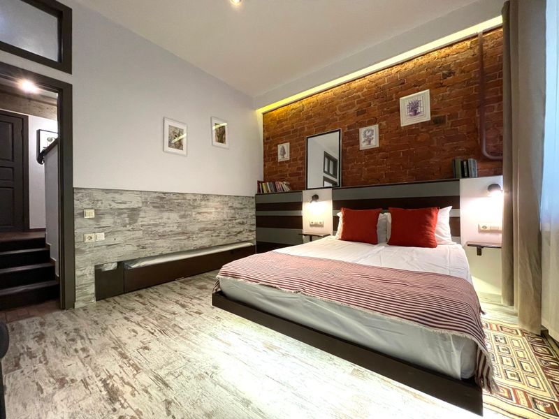 Отдельная спальня (двуспальная кровать и односпальная выдвижная кровать), Нижний уровень, выход к кухонной зоне 