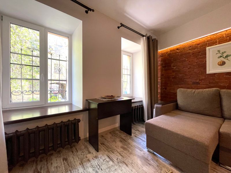 Гостиная зона, окна в тихий двор