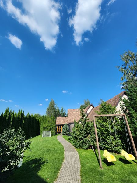 Домик с сауной Романтика 3 км от Минска, 10 км от центра города. Закрытая территория. Футбольное поле. Качели. Батут