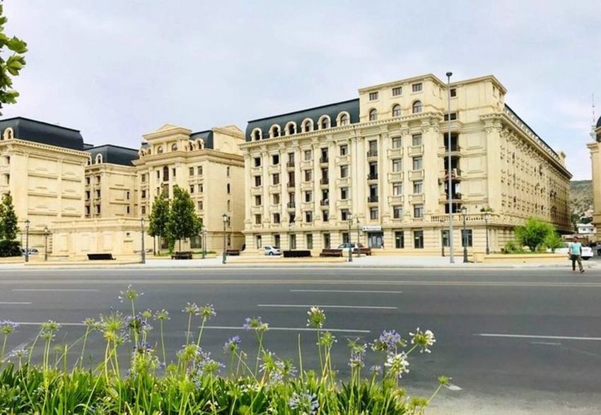 Жилой дом второй ряд через дорогу