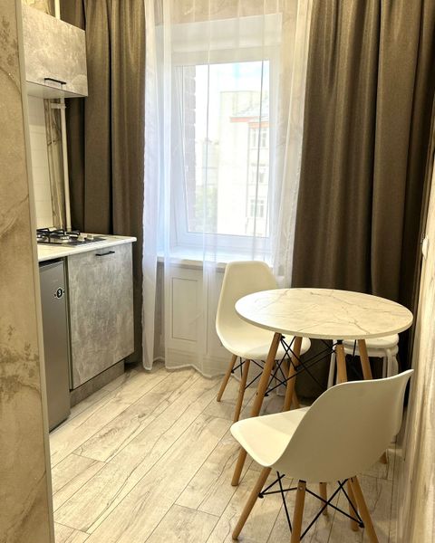 Добро пожаловать в уютную 1 комнатную квартиру в Советском районе! * Новый ремонт июнь 2025 года. * Бесконтактное заселение * Клининг после каждого заселения  ✅Бесплатные парковочные места во дворе ✅ Кухня оборудована всей необходимой техникой для пригото