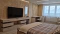 Спальня 26 м2, кровать 180х200 см, Smart TV 65", два рабочих места.