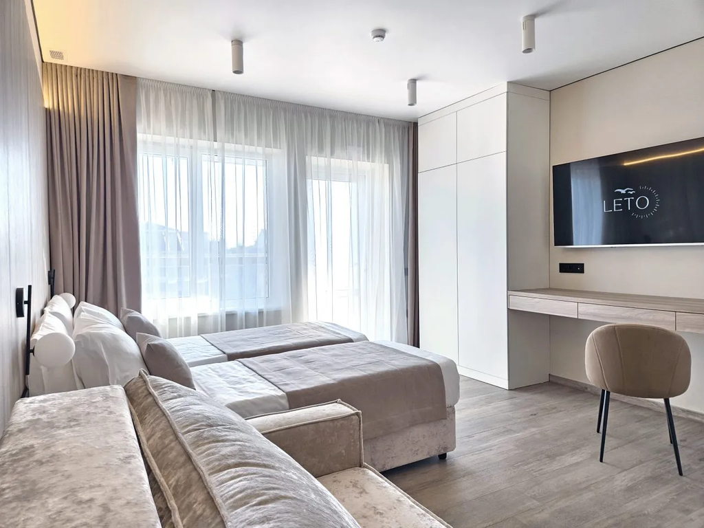 Семейный номер studio room (1 большая или 2 кровати + диван) верхний этаж