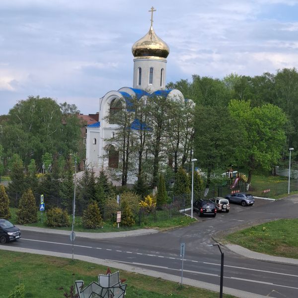 Вид из окна на Тихвинский храм