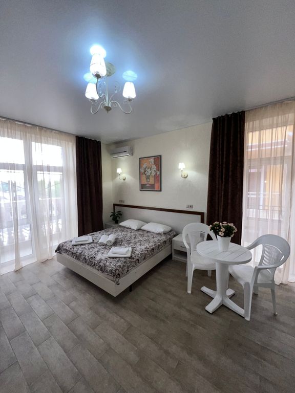 Четырёхместный номер де Люкс с балконом