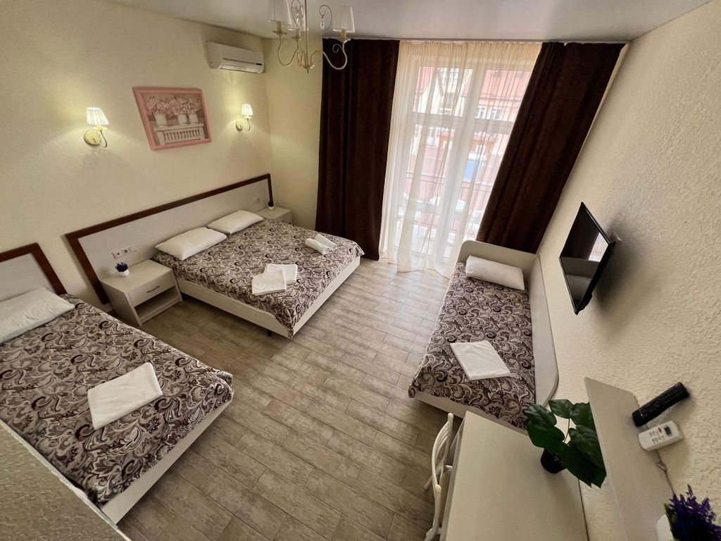 Четырёхместный номер комфорт с балконом