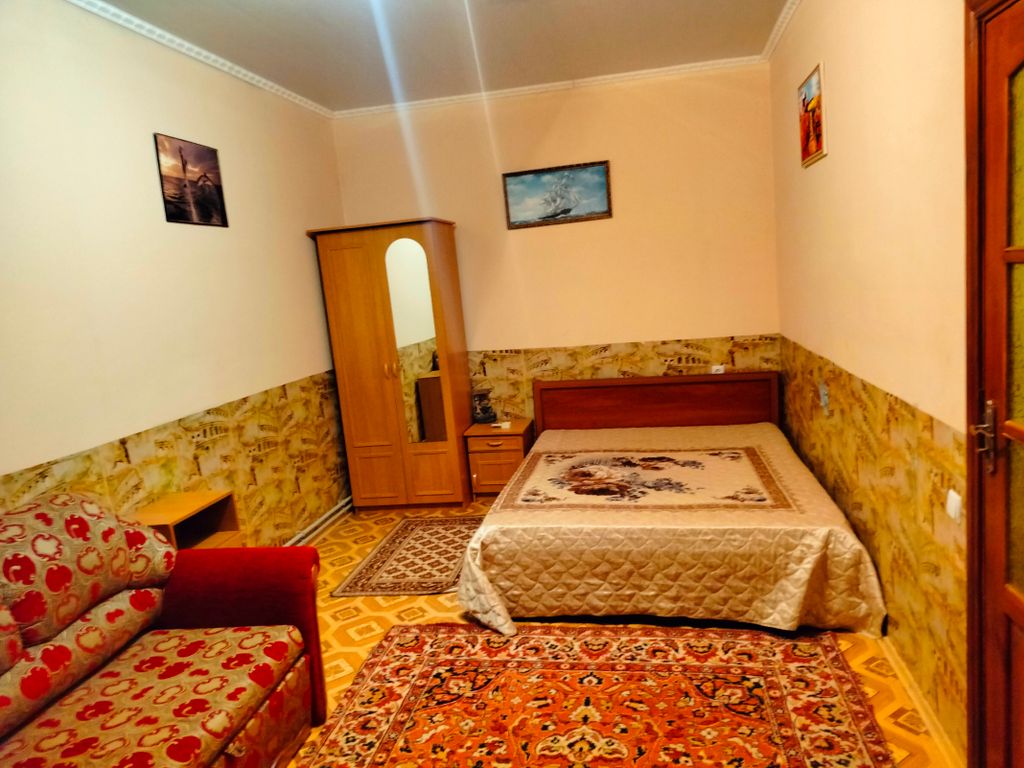 Семейный номер с общей ванной комнатой