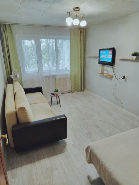 Комната с балконом, на балконе раздвижная система окон, там можно курить. 