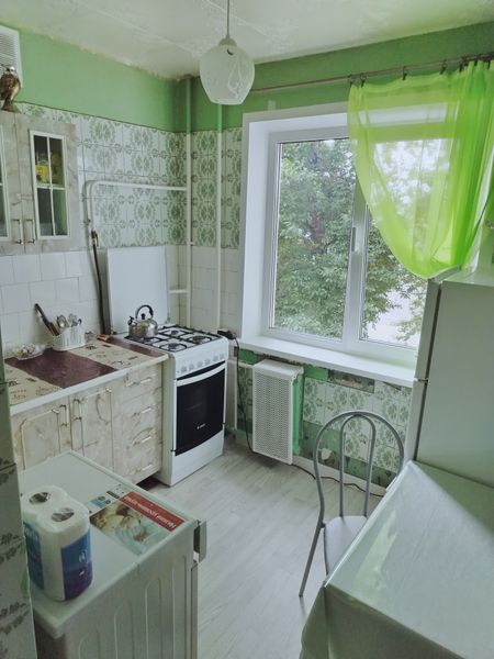 На кухне есть всё необходимое для приготовления еды. Новые холодильник и газовая плита 
