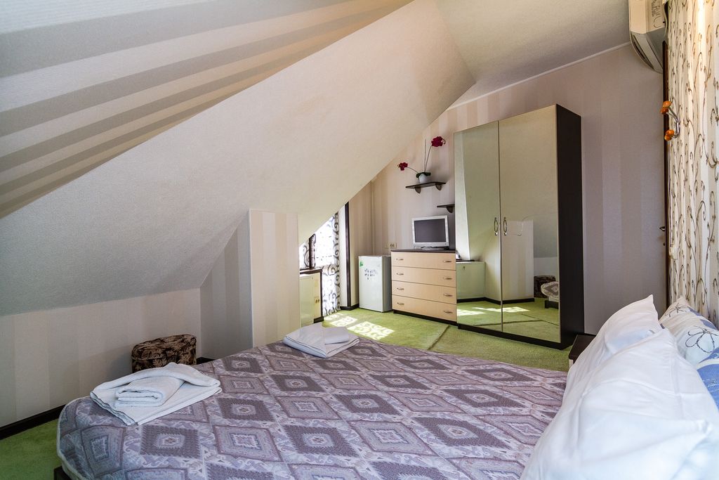 Двухместный номер с 1 кроватью Эконом 2-местный с двуспальной кроватью