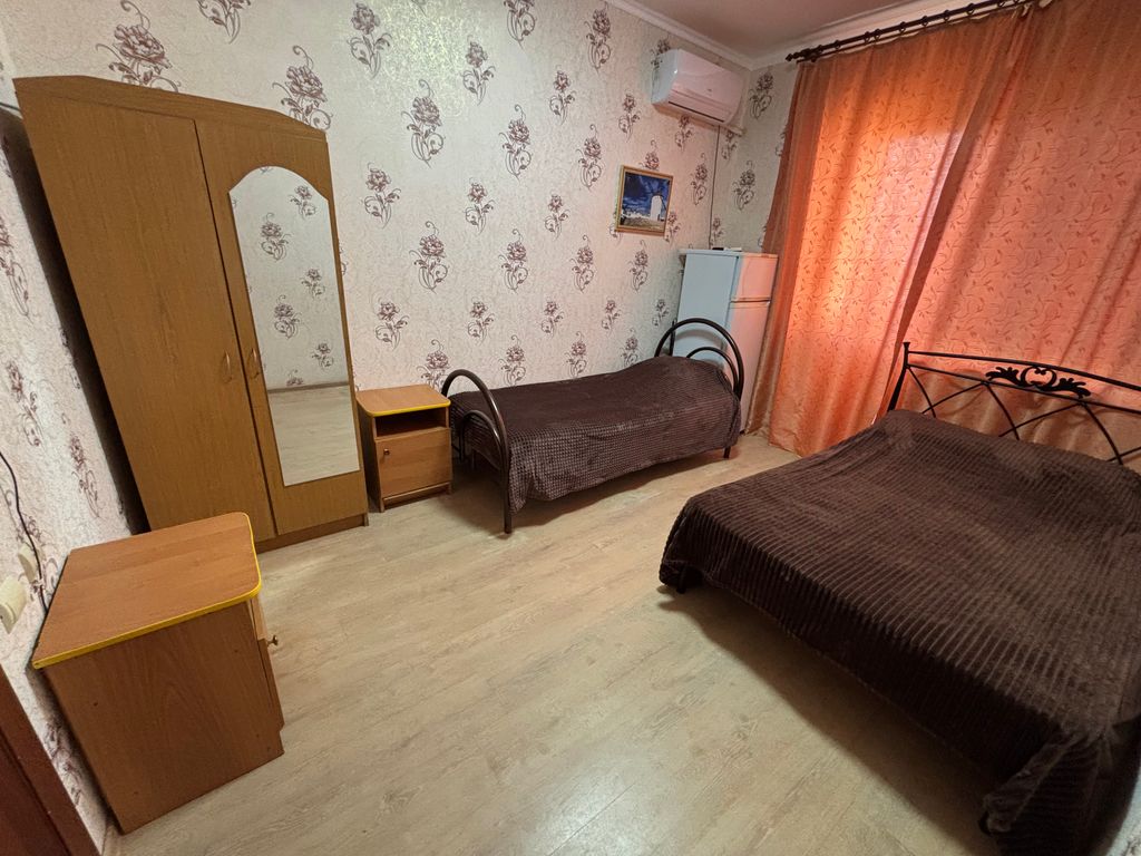 Трёхместный номер эконом с балконом