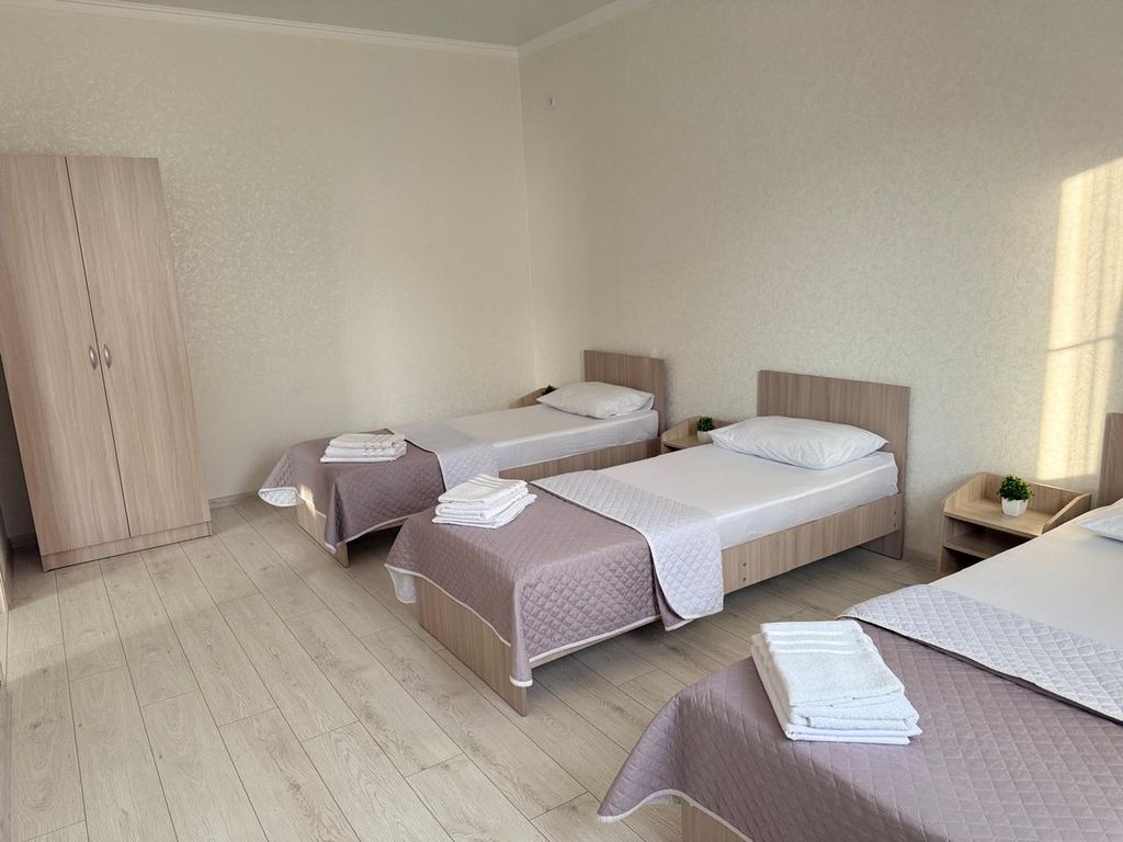 Трёхместный номер Комфорт с тремя односпальными кроватями
