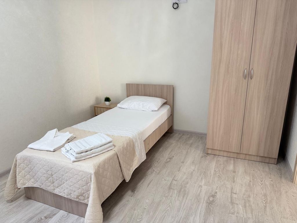 Трёхместный номер люкс с одной двуспальной кроватью и одной односпальной